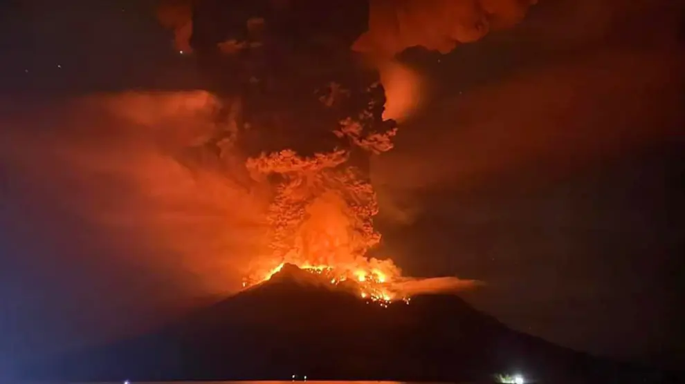 El volcán expulsó durante la jornada del 16 de abril una columna de humo y ceniza de unos 2.000 metros de altura.