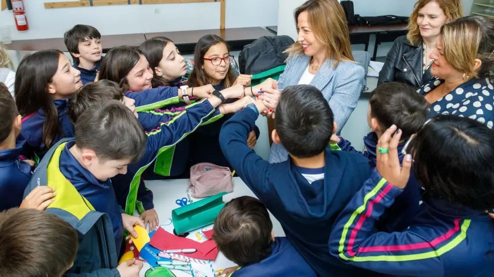 La alcaldesa de Zaragoza, Natalia Chueca, este jueves en las instalaciones de Etopía, rodeada por algunos de los alumnos de los 200 qie han participado hoy en las actividades de la Semana del Emprendimiento.