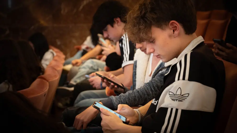 Un momento de la competición individual en la que los chavales contestan a las preguntas del juego desde sus móviles