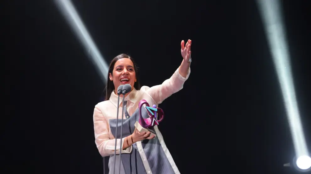 Valeria Castro, este miércoles 17 de abril, con uno de sus dos premios MIN en el Auditorio de Zaragoza.