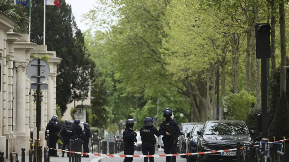 Police officer cordon off the area near the Iranian consulate, Friday, April 19, 2024 in Paris. Police said they detained a man at the Iranian consulate in Paris after responding to a report of a suspicious man possibly carrying a grenade and explosives vest, but did they did not immediately confirm finding any weapons. (AP Photo/Thomas Padilla)