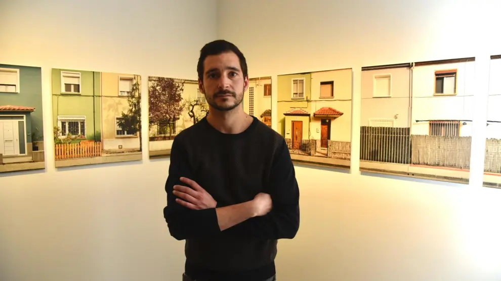 Jorge Isla presenta en la Diputación de Huesca la exposición '¿Por qué las viviendas sociales tienen fachadas de colores?'.