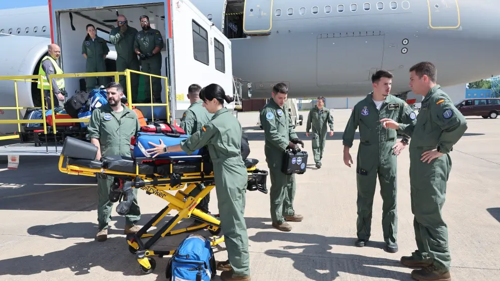 El avión medicalizado cuenta con un equipo sanitario reforzado de 11 personas.