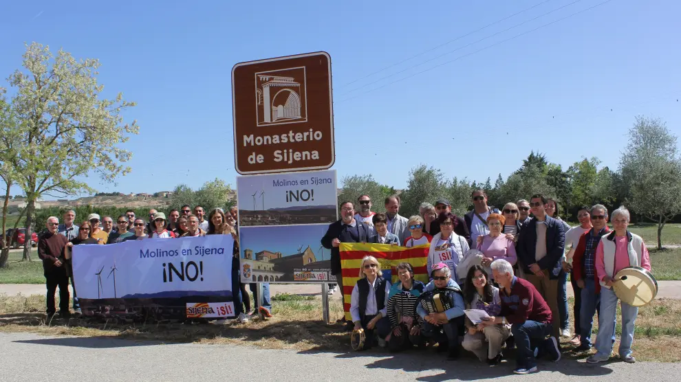 Manifestación contra la instalación de aerogeneradores en el entorno del monasterio de Sijena.