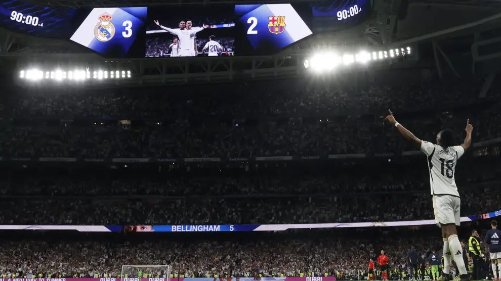 Los jugadores del Real Madrid y el entrenador Carlo Ancelotti (2i) celebran la victoria del equipo tras el partido de la jornada 32 de LaLiga EA Sports entre Real Madrid y FC Barcelona, disputado este domingo en el estadio Santiago Bernabéu de Madrid. EFE/Juanjo Martín ESPAÑA FÚTBOL LALIGA EA SPORTS