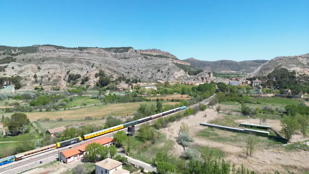 Los dos trenes históricos de Zaragoza y Madrid aparcados el pasado sábado en la estación de Alhama de Aragón. Foto desde un dron.