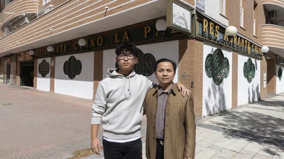 El actor Tuoxin Qiu y su padre Juan delante del Restaurante Chino La Paz, en el Actur.