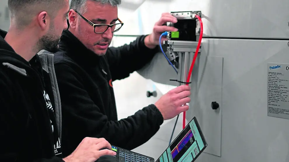 Investigadores del Circe Centro Tecnológico analizan el comportamiento de un horno industrial mediante una cámara de visión artificial.