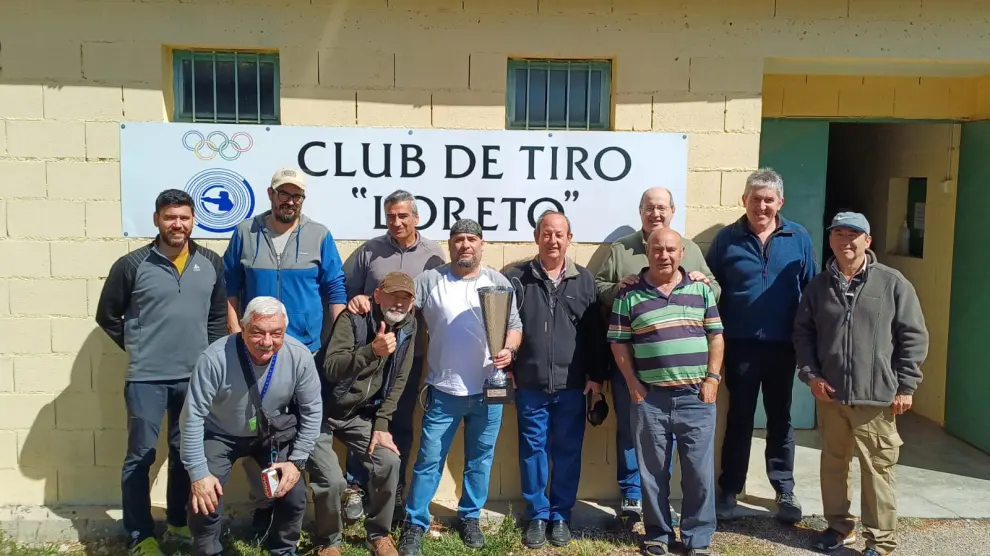 Los integrantes del Club de Tiro Loreto, posando tras la Tirada de San Jorge.