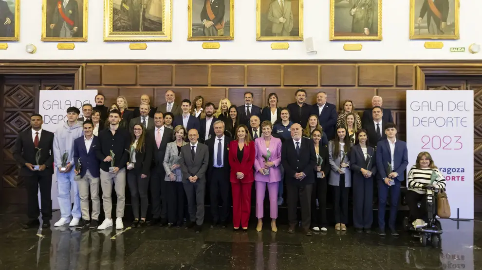Foto de familia con los distinguidos en los Premios del Deporte Ciudad de Zaragoza.