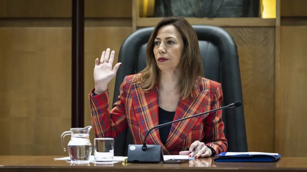 La alcaldesa de Zaragoza, Natalia Chueca, durante una votación en el pleno de este jueves.