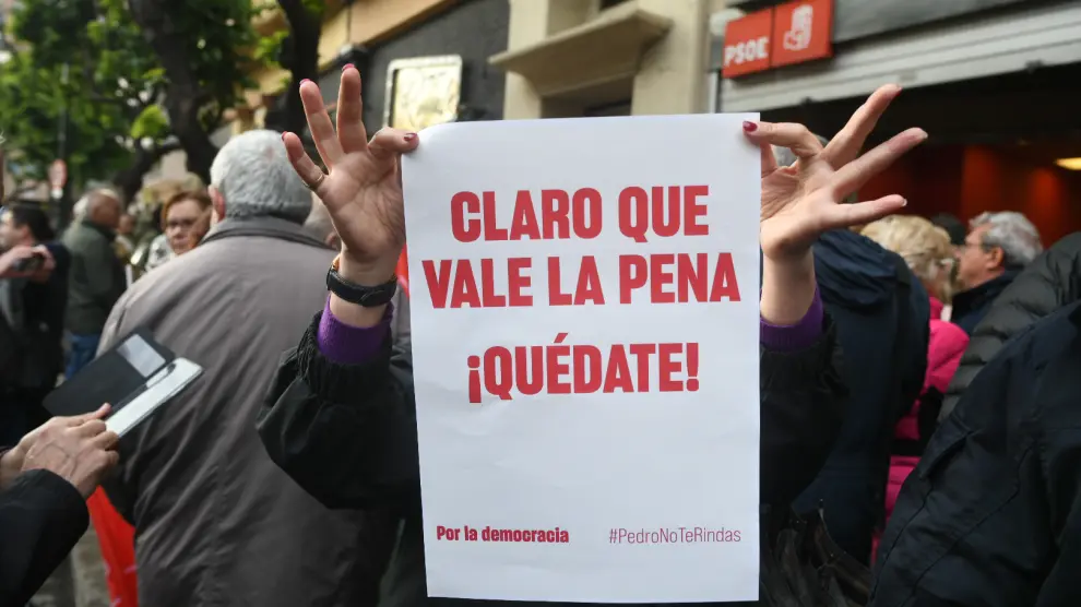 Manifestantes se congregan frente a la sede del PSOE en Zaragoza como muestra de apoyo a Pedro Sánchez.