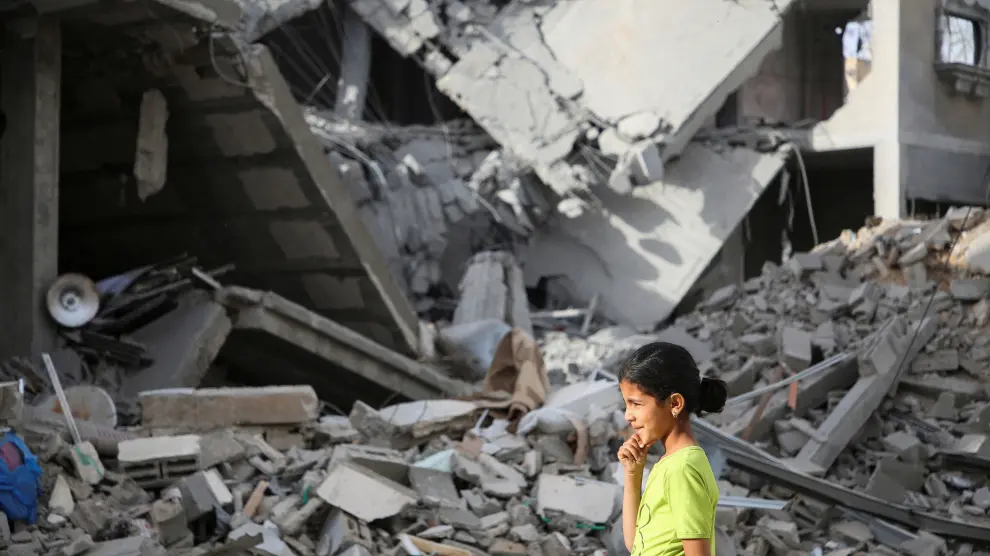 A Palestinian girl walks past the site of an Israeli strike on a house, amid the ongoing conflict between Israel and the Palestinian Islamist group Hamas, in Rafah, in the southern Gaza Strip, April 25, 2024. REUTERS/Hatem Khaled TPX IMAGES OF THE DAY [[[REUTERS VOCENTO]]]