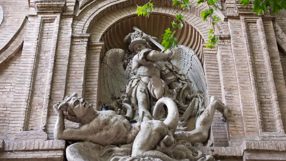 Escultura de la portada de la iglesia de San Miguel de los Navarros, en Zaragoza.