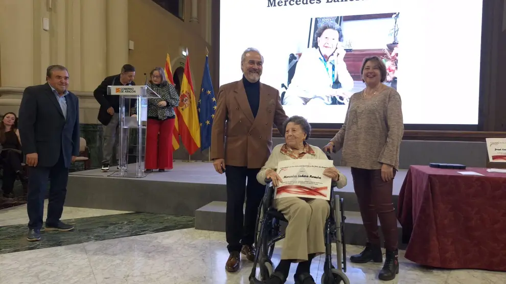 La centenaria Mercedes Lahera, con el título que la acredita como Académica de Honor de la Jota.