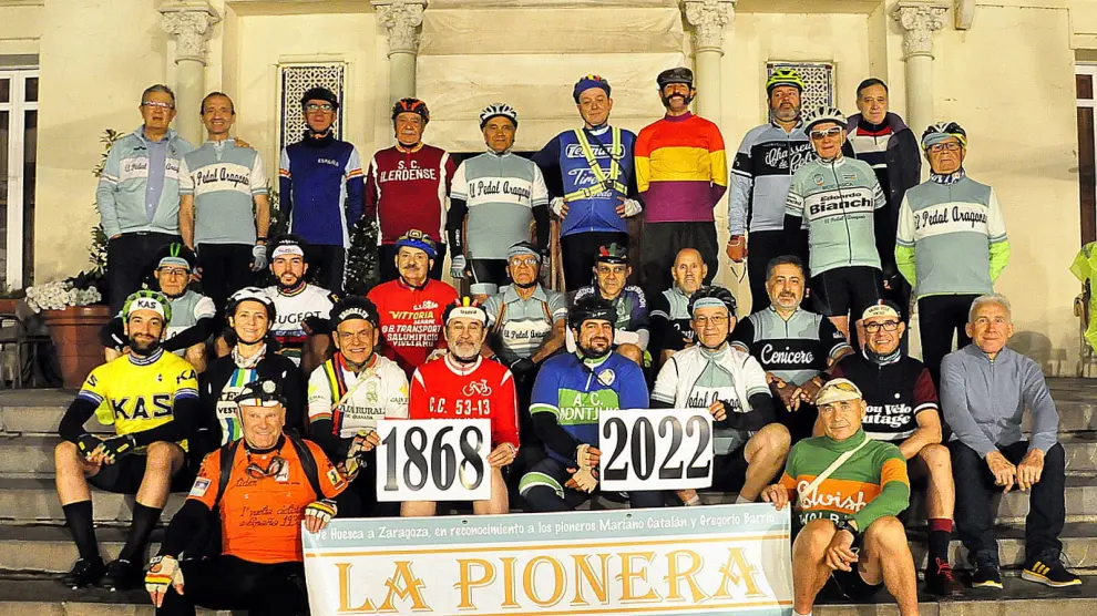 Grupo de ciclistas de El Pedal Aragonés en el Casino oscense en su salida del año 2020.