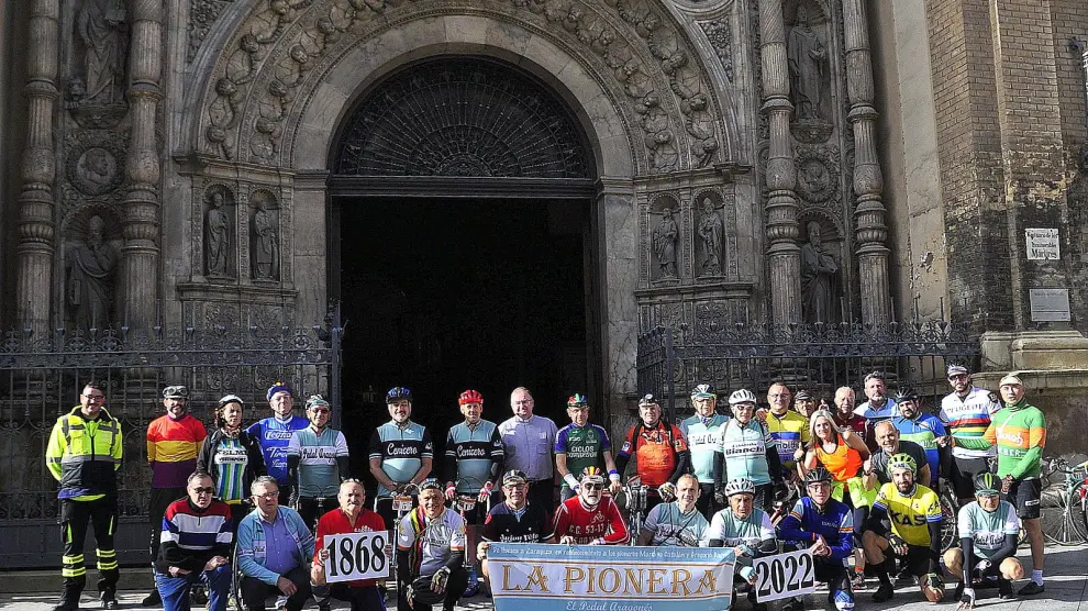 Llegada de los ciclistas a la iglesia de Santa Engracia en 2022.