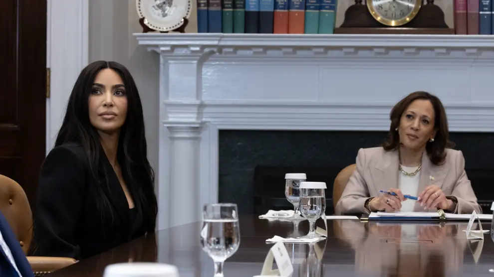 Kim Kardashian participó este jueves en un acto en la Casa Blanca con la vicepresidenta, Kamala Harris,