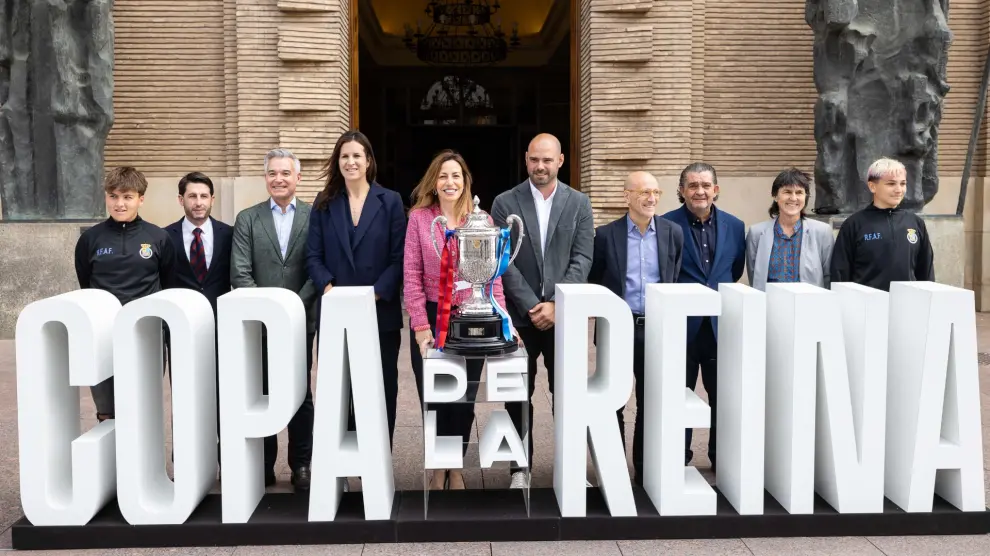 Presentación de la final de la Copa de la Reina, con el trofeo expuesto a las puertas del Pilar.