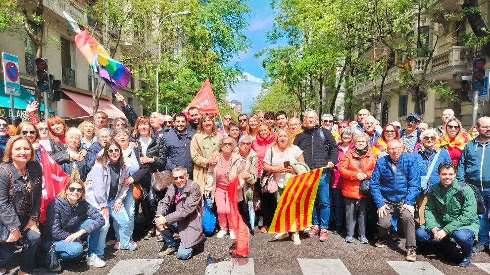 Grupo de militantes y simpatizantes del PSOE, junto a los dirigentes del partido, este sábado en la calle Ferraz.
