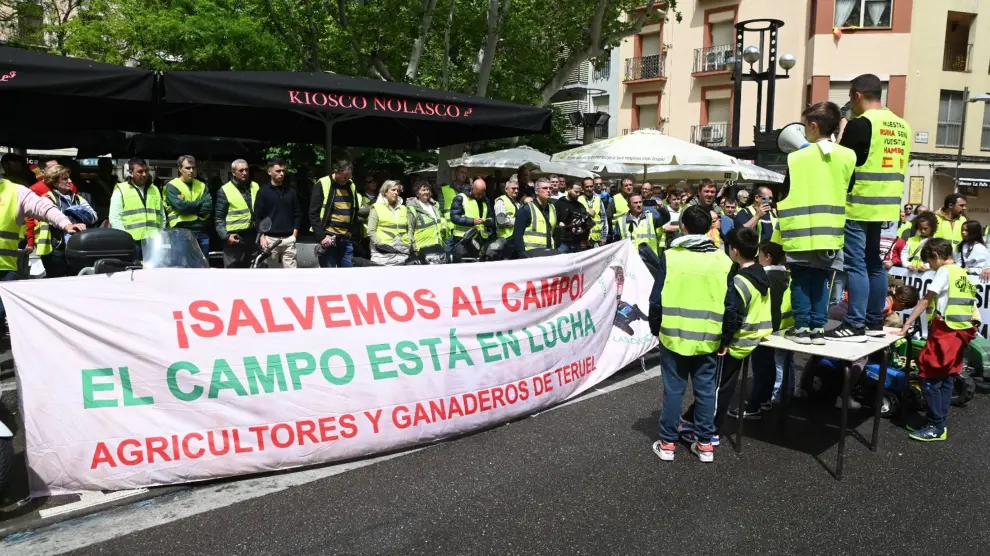 Decenas de personas han participado en movilización de agricultores y ganaderos convocada por Aragón es Ganadería y Agricultura (AEGA).