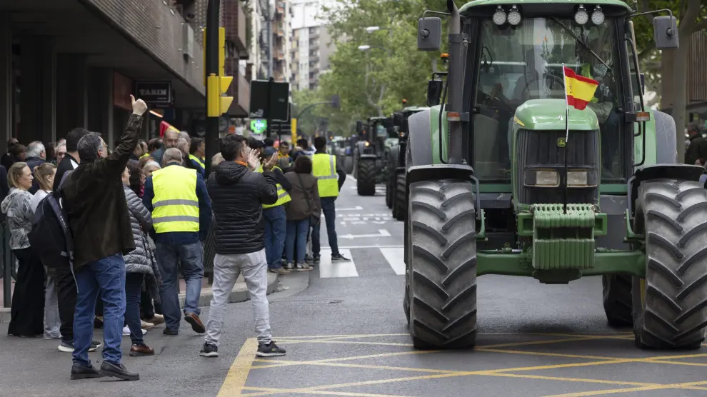 Los tractores han recorrido el centro de Zaragoza este sábado 27 de abril.