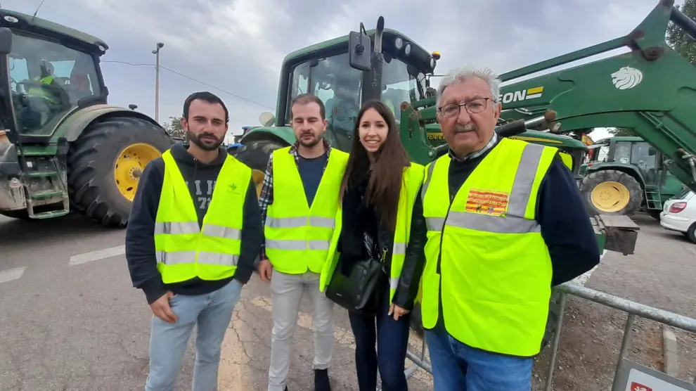 Los agricultores Pedro Mañas, Daniel Mañas, Marta Blesa y Miguel Ángel Calvo, en la tractorada de este sábado en Zaragoza.