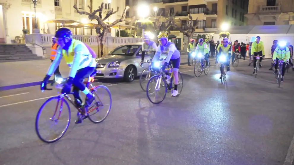 Marcha cicloturista nocturna de Huesca a Zaragoza en homenaje al oscense que fabricó la primera bicicleta en España, el herrero Mariano Catalán.