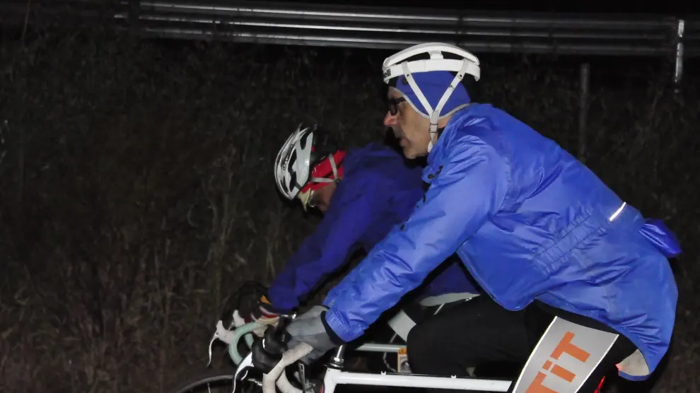 Marcha cicloturista nocturna de Huesca a Zaragoza en homenaje al oscense que fabricó la primera bicicleta en España, el herrero Mariano Catalán.