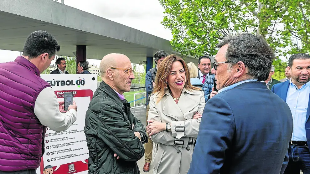 La alcaldesa, Natalia Chueca, y el director general del Real Zaragoza, Raúl Sanllehí, ayer.
