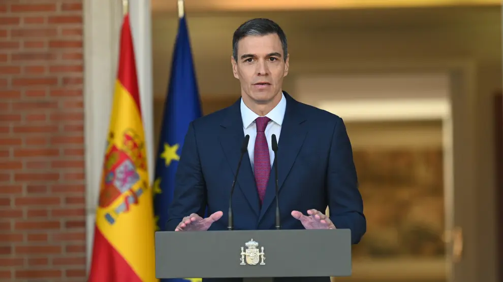 MADRID, 29/04/2024.- El presidente del Gobierno, Pedro Sánchez, durante su comparecencia institucional en La Moncloa, en la que ha comunicado este lunes que ha decidido seguir al frente del Ejecutivo "con más fuerza si cabe" tras el periodo de reflexión que se ha tomado en los últimos días ante lo que considera una campaña de acoso y derribo contra él y contra su esposa. EFE/Moncloa/Borja Puig de la Bellacasa -SOLO USO EDITORIAL/SOLO DISPONIBLE PARA ILUSTRAR LA NOTICIA QUE ACOMPAÑA (CRÉDITO OBLIGATORIO)-