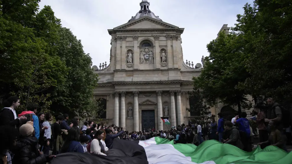 Students demonstrate outside La Sorbonne university with a huge Palestinian flag, Monday, April 29, 2024 in Paris. About 100 Pro-Palestinian students demonstrate near the Sorbonne university in Paris. The demonstration came on the heels of protests last week at another Paris-region school, Sciences Po. (AP Photo/Christophe Ena) ASSOCIATED PRESS / LAPRESSE ONLY ITALY AND SPAIN