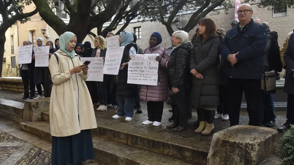 Concentración de mujeres inmigrantes a las puertas del Ayuntamiento de Huesca.