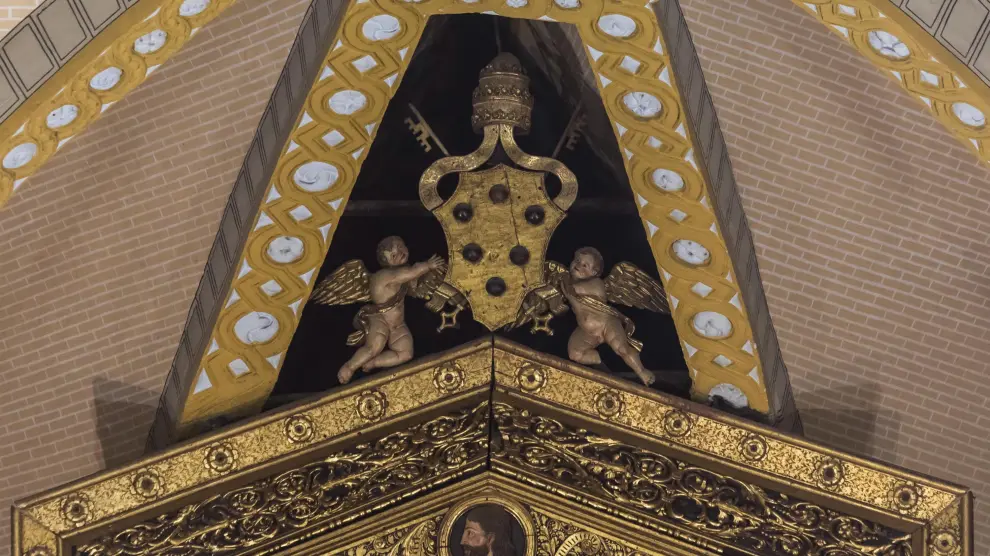 Escudo de los Médici con el que se remata el retablo de Damián Forment de la iglesia de San Miguel de los Navarros.