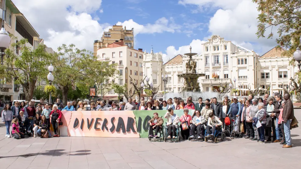 Foto de familia de la inauguración de Diversario en Huesca.