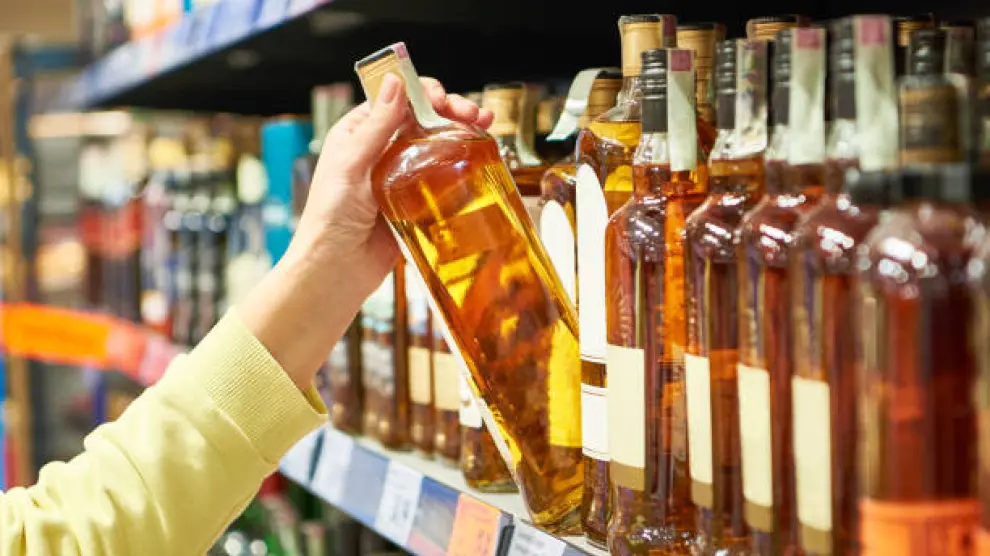 Imagen de archivo de unas botellas de alcohol en un supermercado