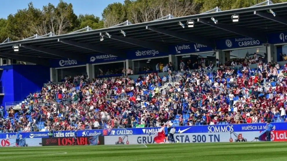 Imagen de la grada general durante un encuentro de la SD Huesca en El Alcoraz.