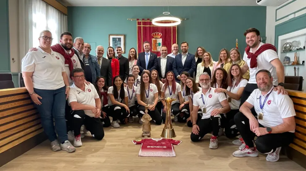 Las jugadoras del Club Patín Esneca Fraga, posando con la Champions League y la estatuilla de La Fragatina en el Ayuntamiento de la localidad.