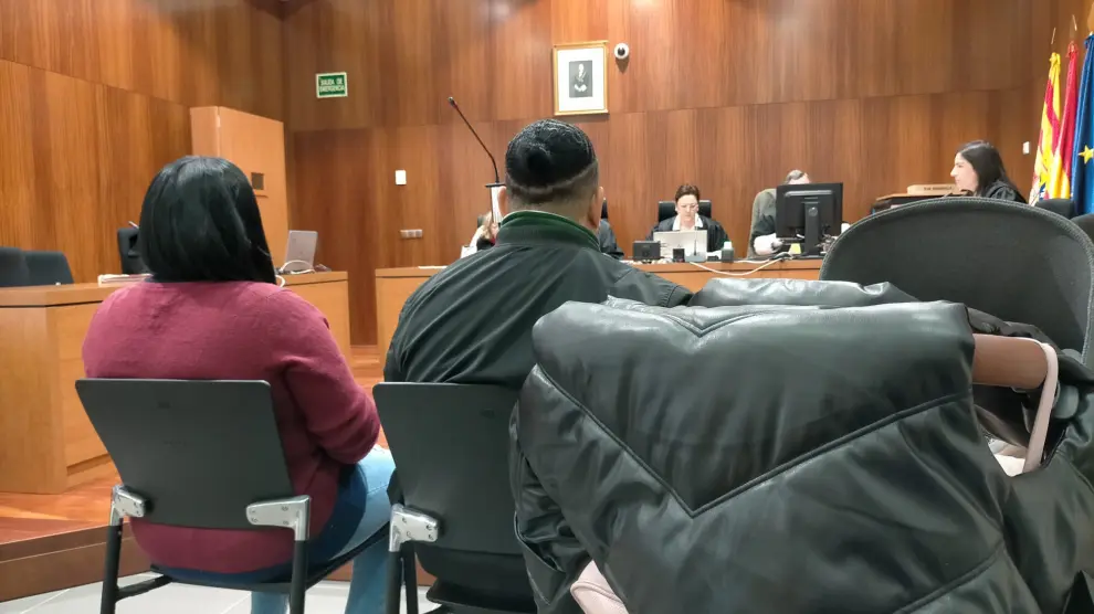 Los acusados de vender droga en su bar de las Delicias acudieron a la Audiencia junto a su bebé.