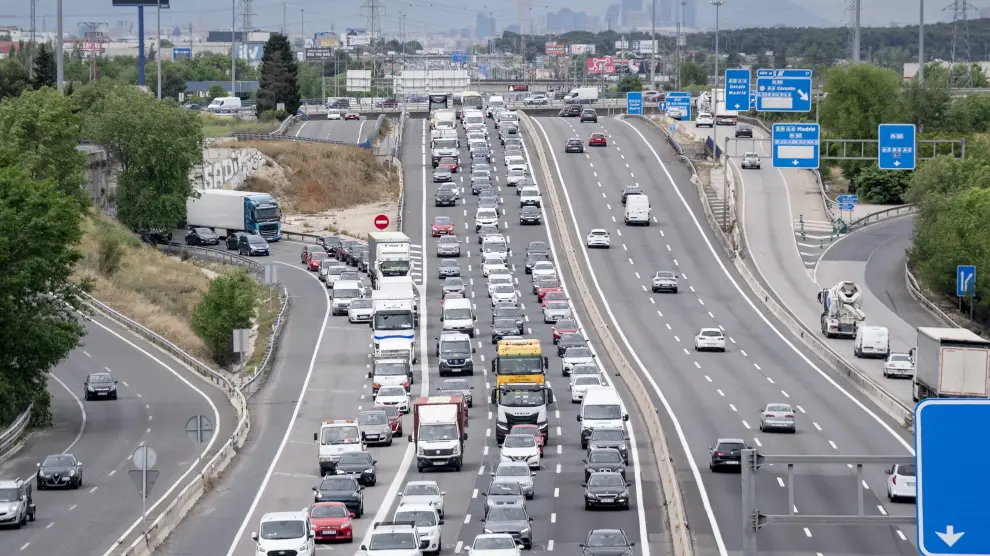Varios coches durante la operación salida por el puente de mayo, en la A4, a 30 de abril de 2024, en Madrid (España).