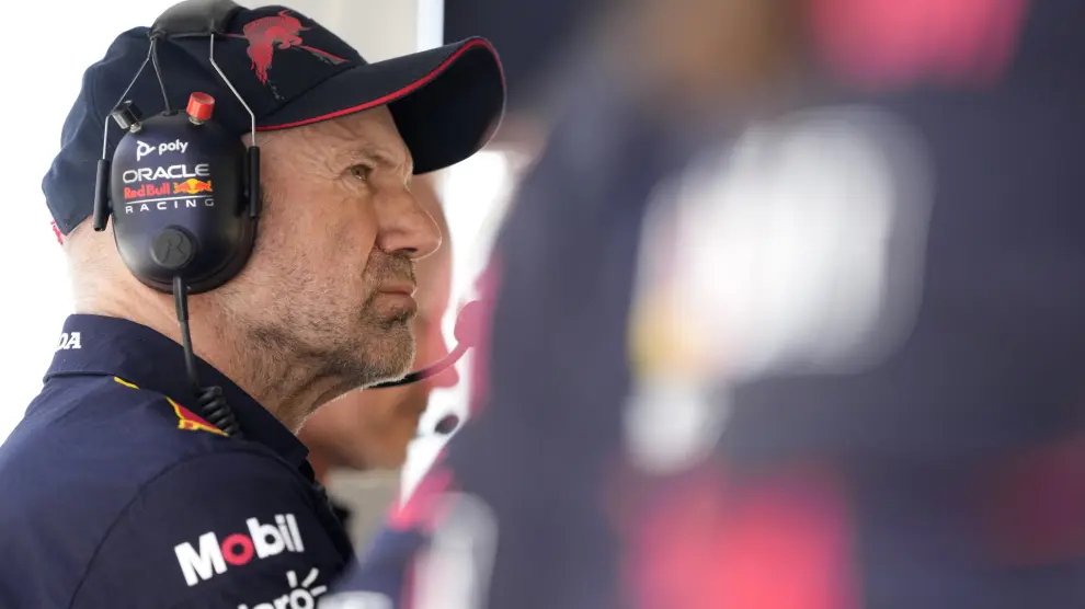 El jefe técnico Adrian Newey de Red Bull Racing observa el Gran Premio de España de Fórmula Uno en el circuito de Barcelona Catalunya en Montmeló