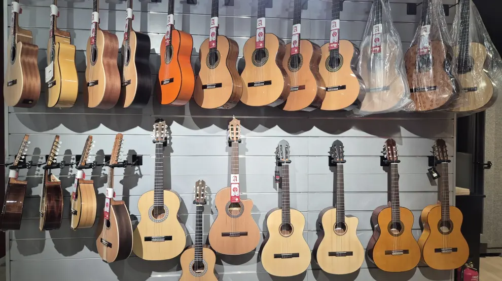 La tienda aragonesa Zingla Música estrena nuevo local en Zaragoza: zona de guitarras españolas