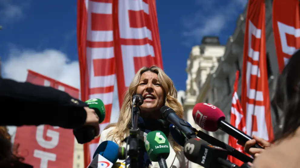 La vicepresidenta segunda y ministra de Trabajo, Yolanda Díaz, ofrece declaraciones a los medios durante la manifestación por el Día del Trabajador, a 1 de mayo de 2024, en Madrid