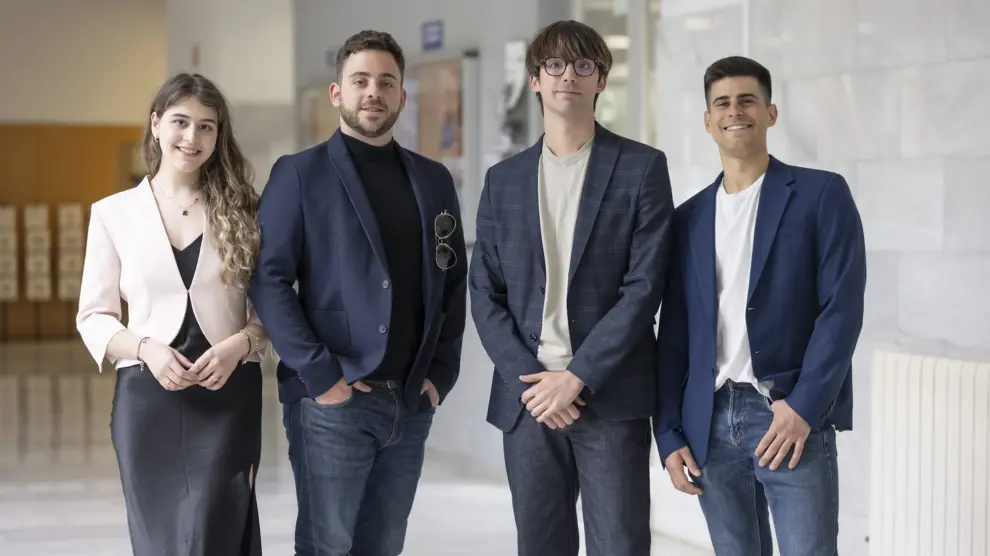 Los componentes del grupo de divulgación matemática de la Universidad de La Rioja Vaya Primos -María González, Saturio Carbonell, Carlos Carbonell y Alejandro Mahillo-, en Zaragoza, momentos antes de recibir el premio Savirón