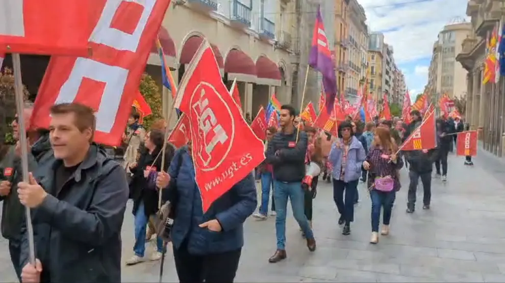 Más de 200 personas han participado en la manifestación conjunta de CC.OO. y UGT que ha recorrido el centro de Huesca hasta la sede de la patronal.