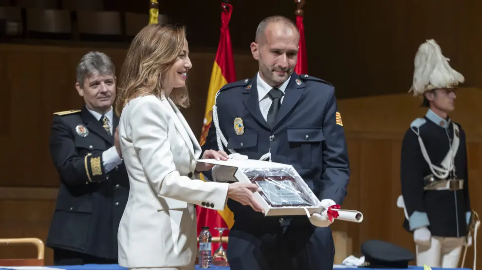 Álvaro Romeo, número 1 de la XXIII promoción de la Policía Local, recoge la placa de manos de la alcaldesa Chueca.