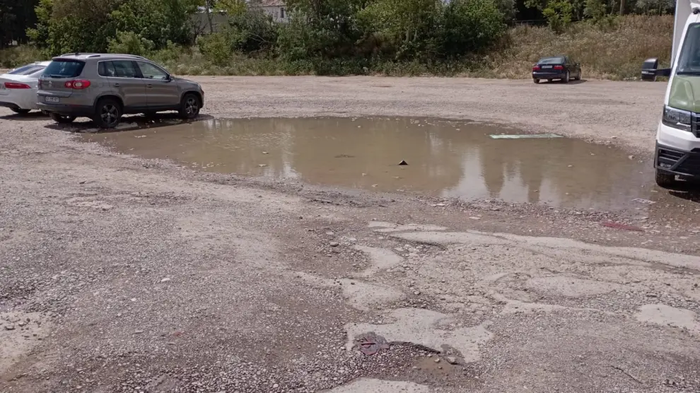 El solar de la calle del Embarcadero, con un enorme charco provocado por las últimas lluvias.