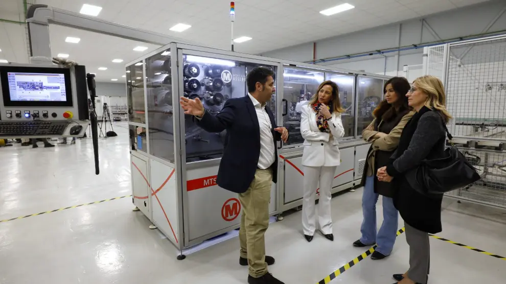 La alcaldesa de Zaragoza, Natalia Chueca, ha visitado este jueves la empresa Abora Solar