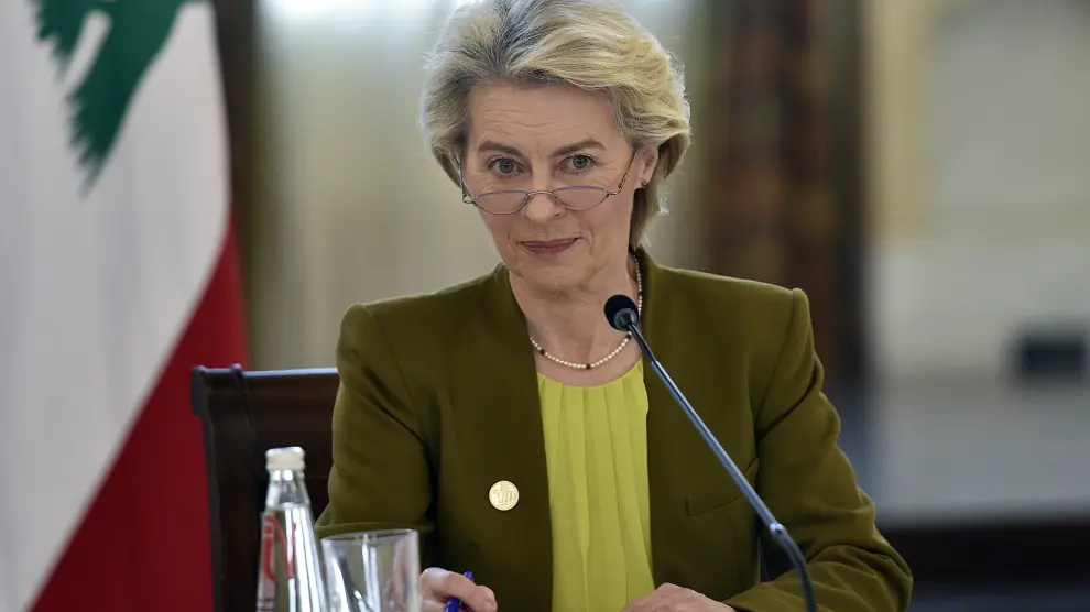 La Presidenta de la Comisión Europea, Ursula von der Leyen, se reúne con el primer ministro interino libanés en el Palacio de Gobierno en el centro de Beirut