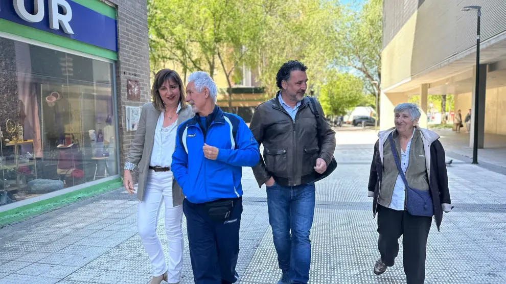 La portavoz socialista, Lola Ranera, y el edil Paco Galán han visitado este jueves las inmediaciones del centro de salud Amparo Poch.